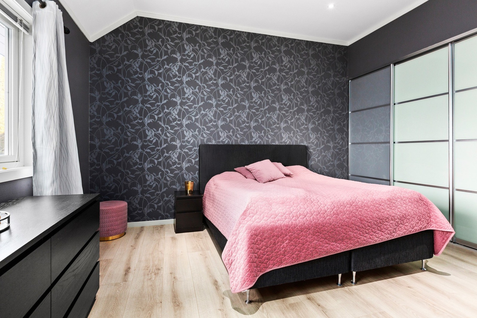 Hoveddelen har tilsammen fire soverom; to i 1. etasje og to i 2. etasje. Galleribilde