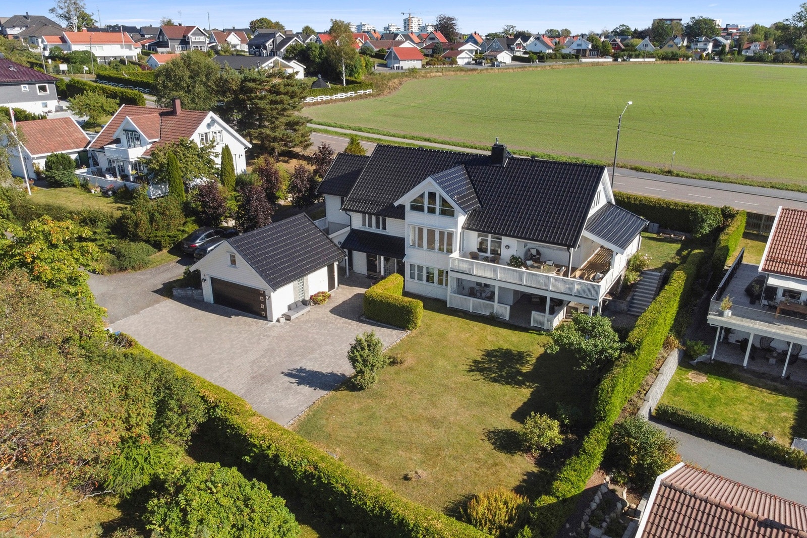 Parkering i dobbel garasje eller på egen grunn. Det er montert en Tesla ladeboks i garasjen og en saltoladeboks utenfor inngangen, slik at 2 biler kan lade samtidig. Galleribilde