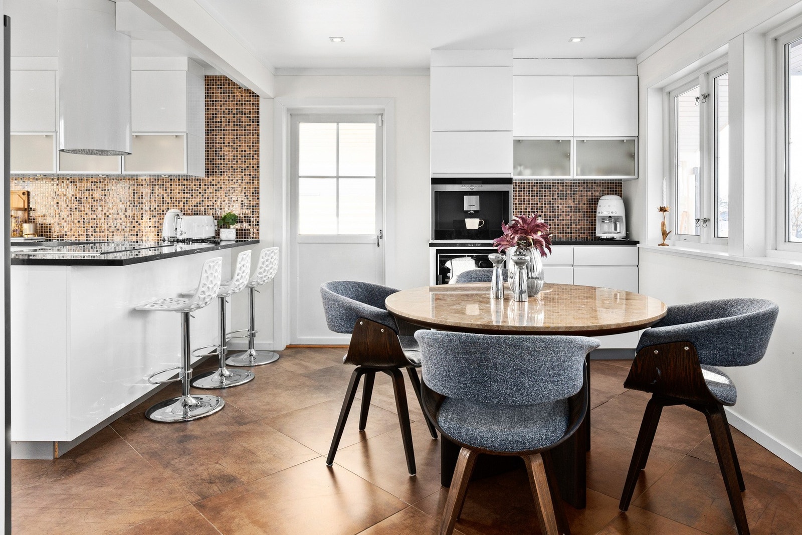 Kjøkkenet har en tidløs innredning fra Kvik med glatte, hvite fronter. Galleribilde