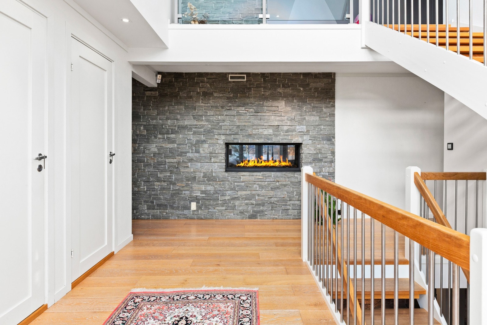 Rundt gasspeisen er det montert rustikk fasadeskifer. Skiferen har et røft preg, og gir en fin kontrast til hvite vegger og tak. Galleribilde