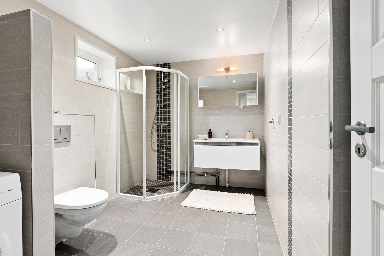 Badet er pusset opp i 2015 (opplyst uten dokumentasjon) og har naturlig ventilering. Galleribilde