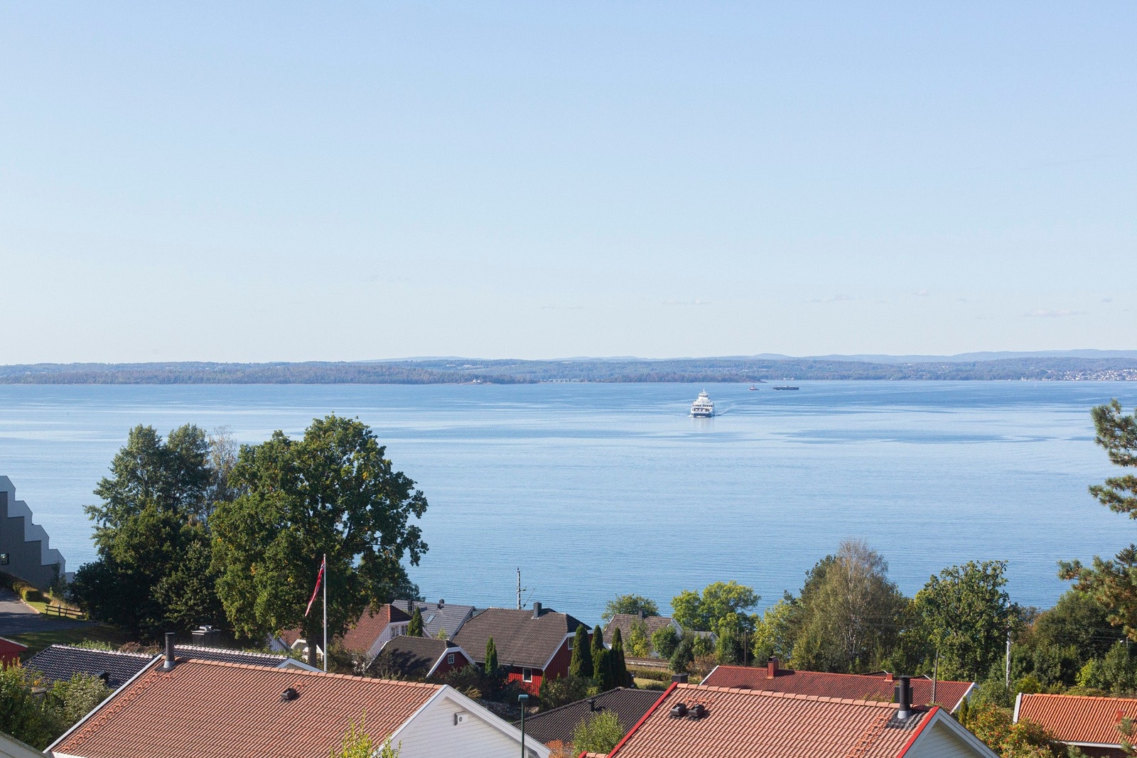 Nydelig utsikt mot fjorden, hvor en rolig ramme med sjø og båttrafikk blir en del av hverdagen. Galleribilde
