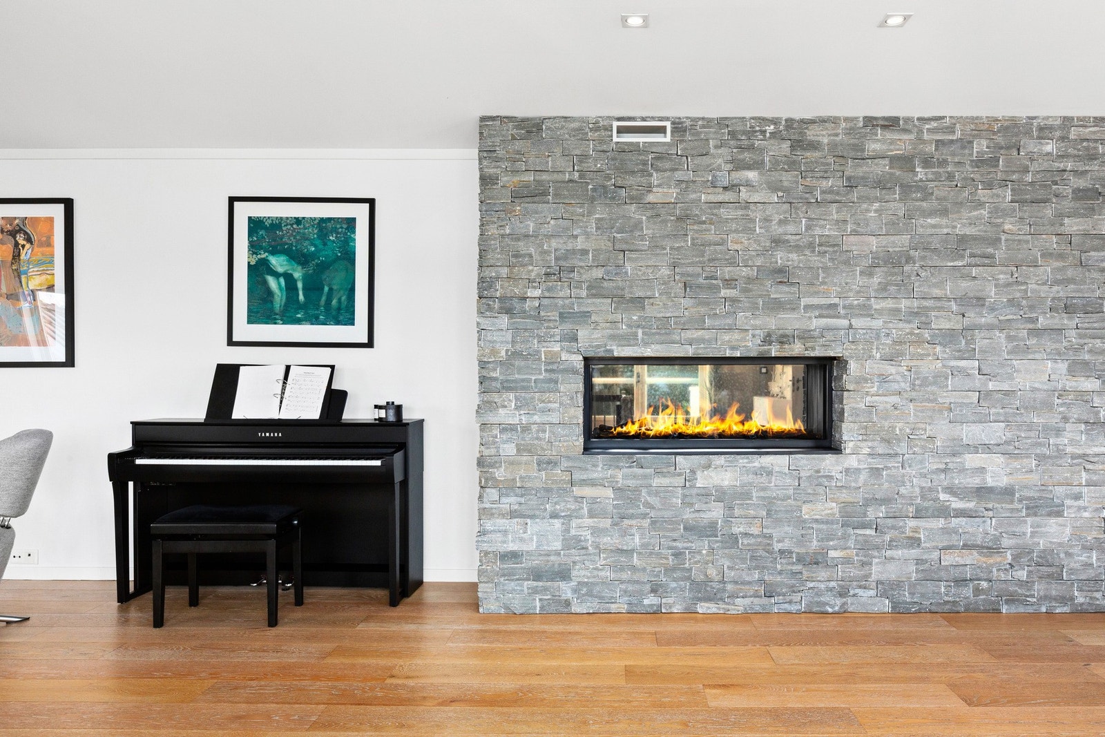 Oppvarmingen er godt ivaretatt med varmekabler, to luft-til-luft varmepumper og gasspeis i stuen. Utleiedelen har vedovn. Galleribilde