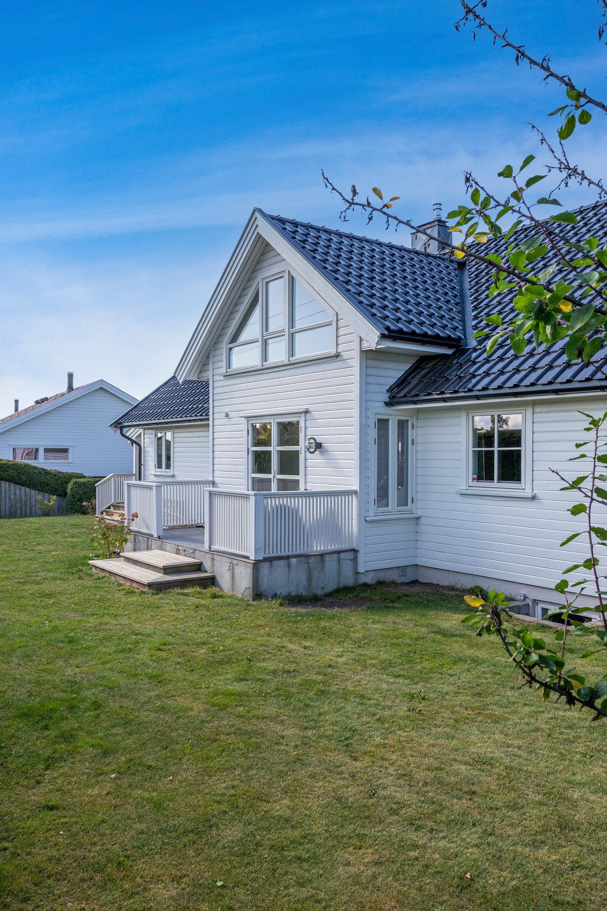 Terrassen bak huset har morgensol fra tidlig på dagen, mens hovedterrassen får sol fra lunsjtider og helt frem til solnedgang, cirka kl. 21.30-22.00 rundt St. Hans. Galleribilde