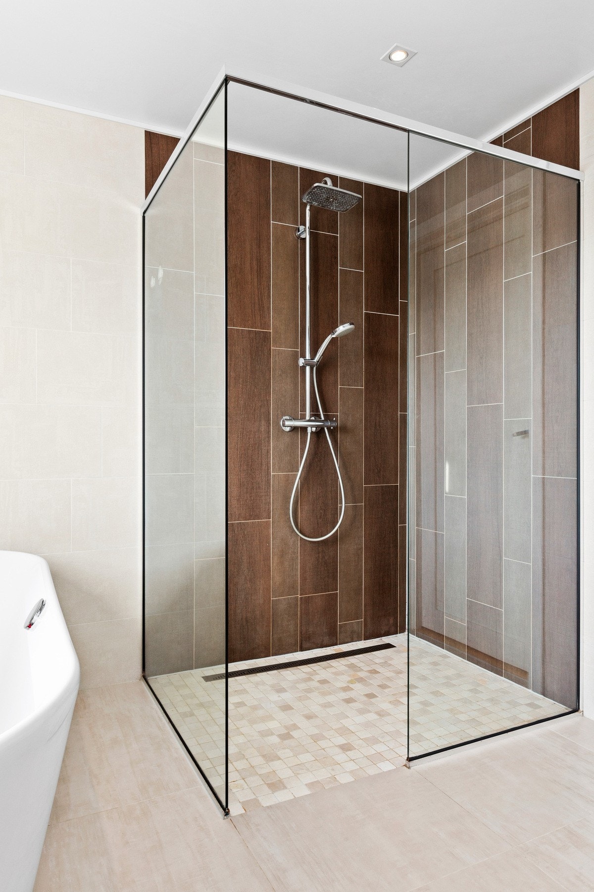 Stor dusjnisje med takdusj. Galleribilde