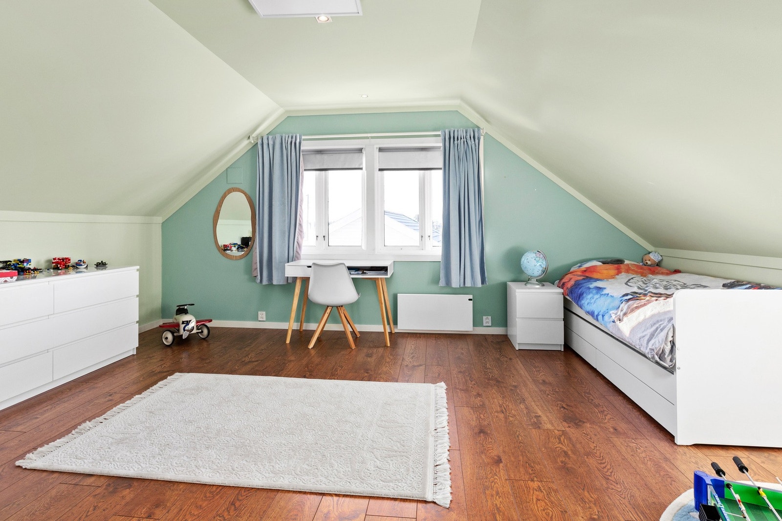 Soverommene i 2. etasje ligger lunt under skråtaket. Galleribilde