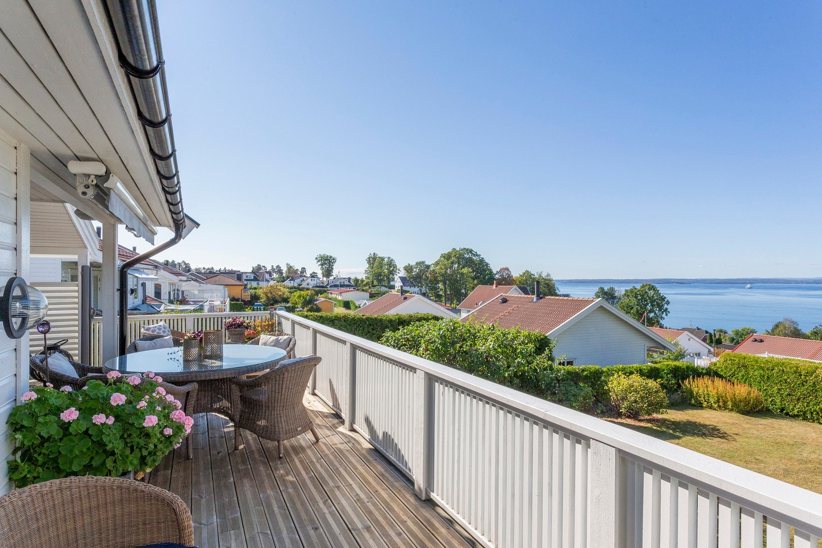 Det er utrekkbar levegg, to stråleover og manuell markise på verandaen. Galleribilde