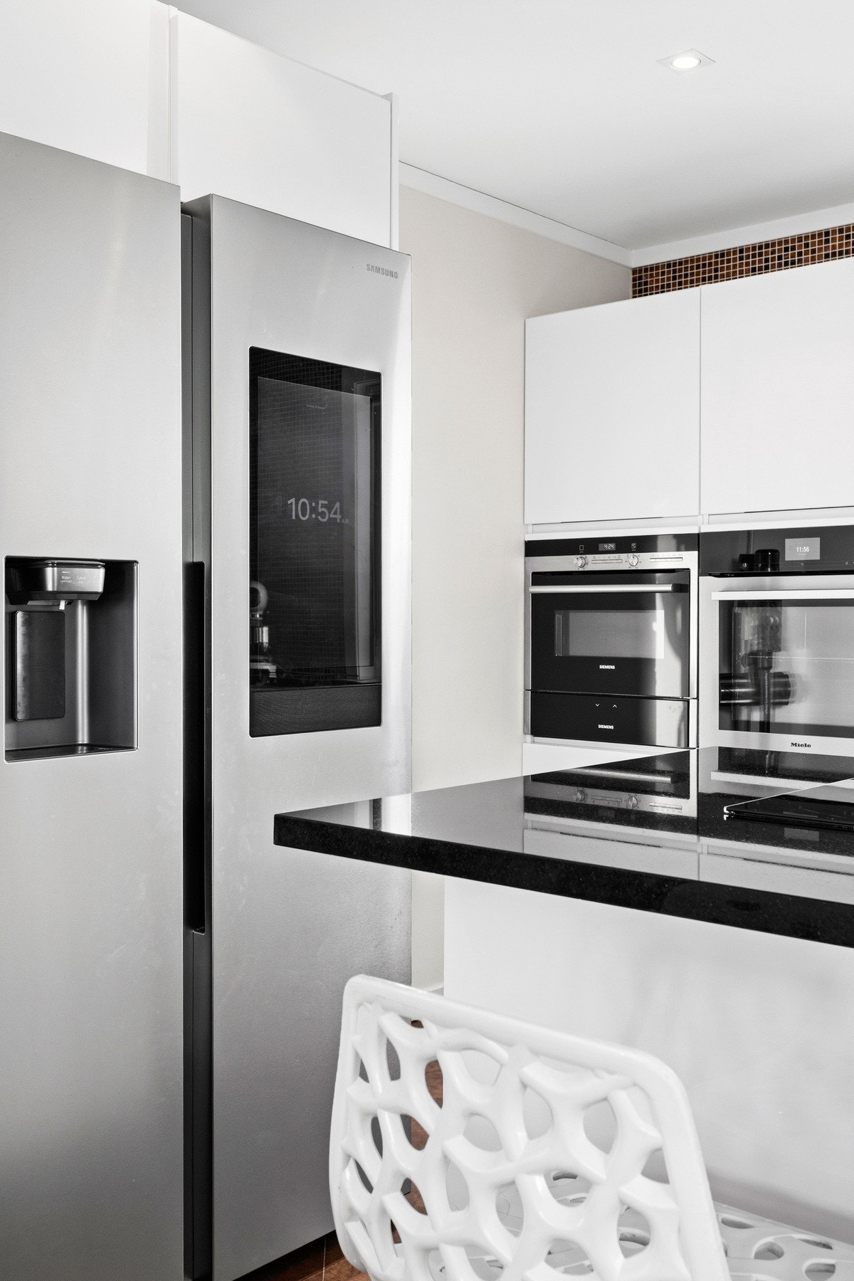 Samtlige hvitevarer på kjøkkenet medfølger. Hvitevarene består blant annet av toppmodell Miele oppvaskmaskin og ovn, som begge var nye i 2024/2025, og Side-by-side som var ny i 2024. Galleribilde