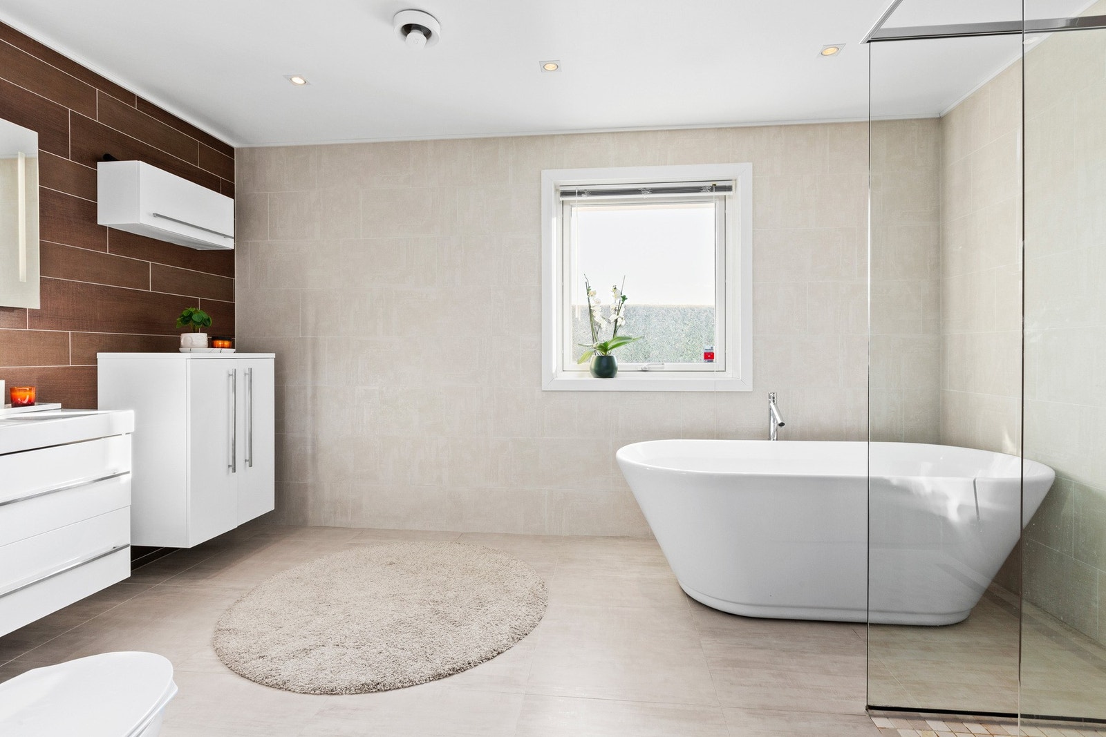 Lekkert design betyr mye, men det er også viktig å tenke på familiens daglige behov. På badet i 1. etasje har man tenkt både på design og bruk. Galleribilde