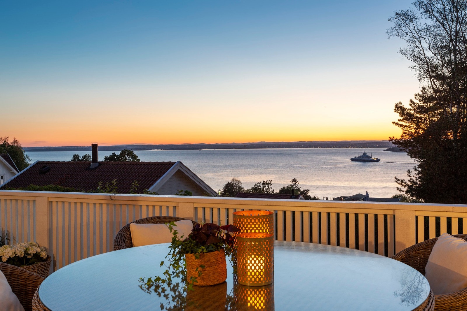 Eiendommen bader i sol og har vidstrakt utsikt mot fjorden, Jeløy og over til Vestfoldsiden. Galleribilde