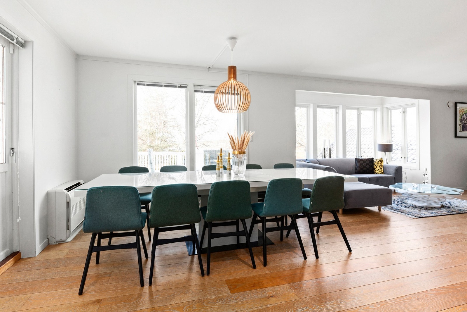 Her er det lett å samle familie og venner, enten det er rundt spisebordet eller med kaffekoppen i stuen. Galleribilde