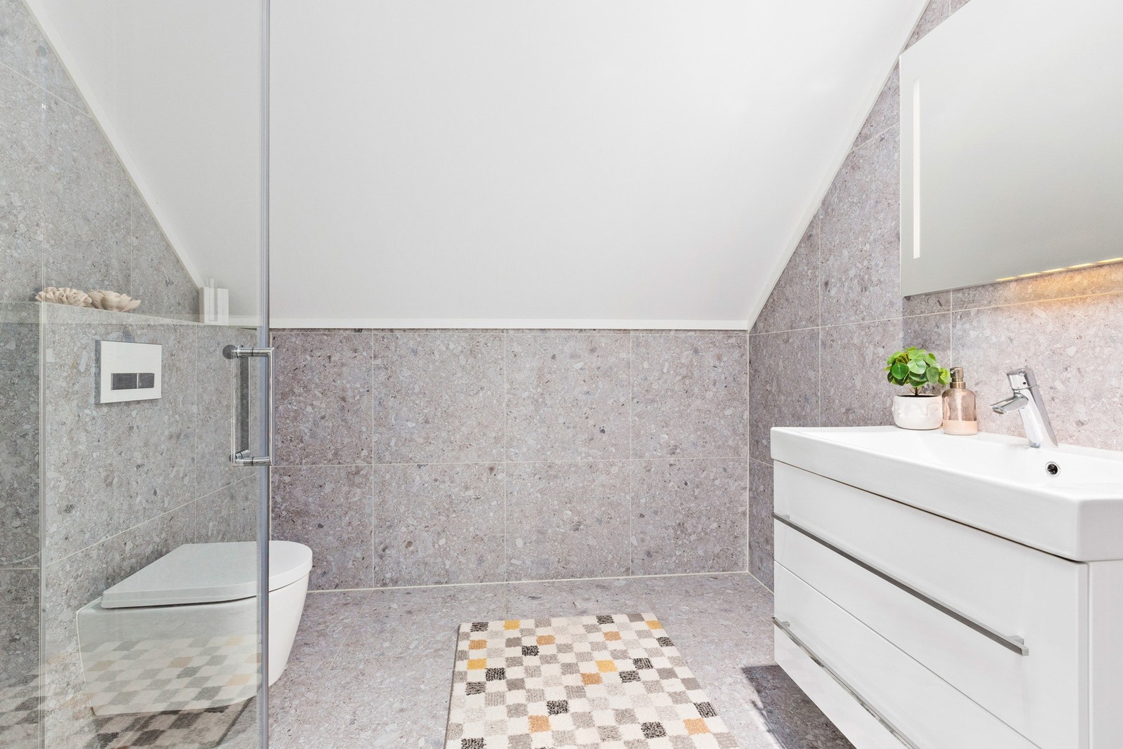 Badet ble pusset opp fra grunnen av i 2020, med delikate 60 x 60 fliser med gulvvarme. Galleribilde