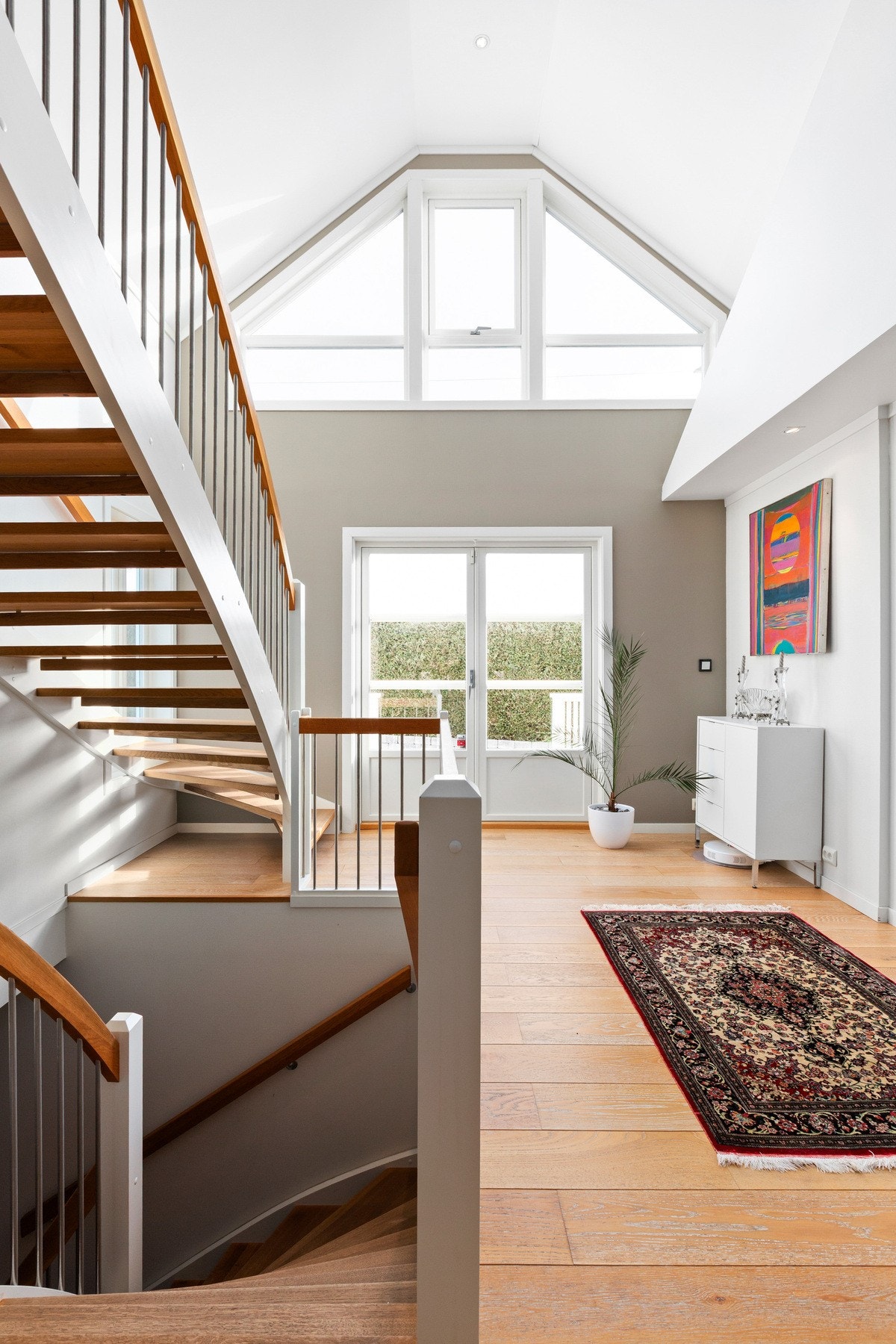 Trapp med eiketrinn og rekkverk i stål binder etasjene sammen. Det er glassrekkverk i loftstuen. Galleribilde