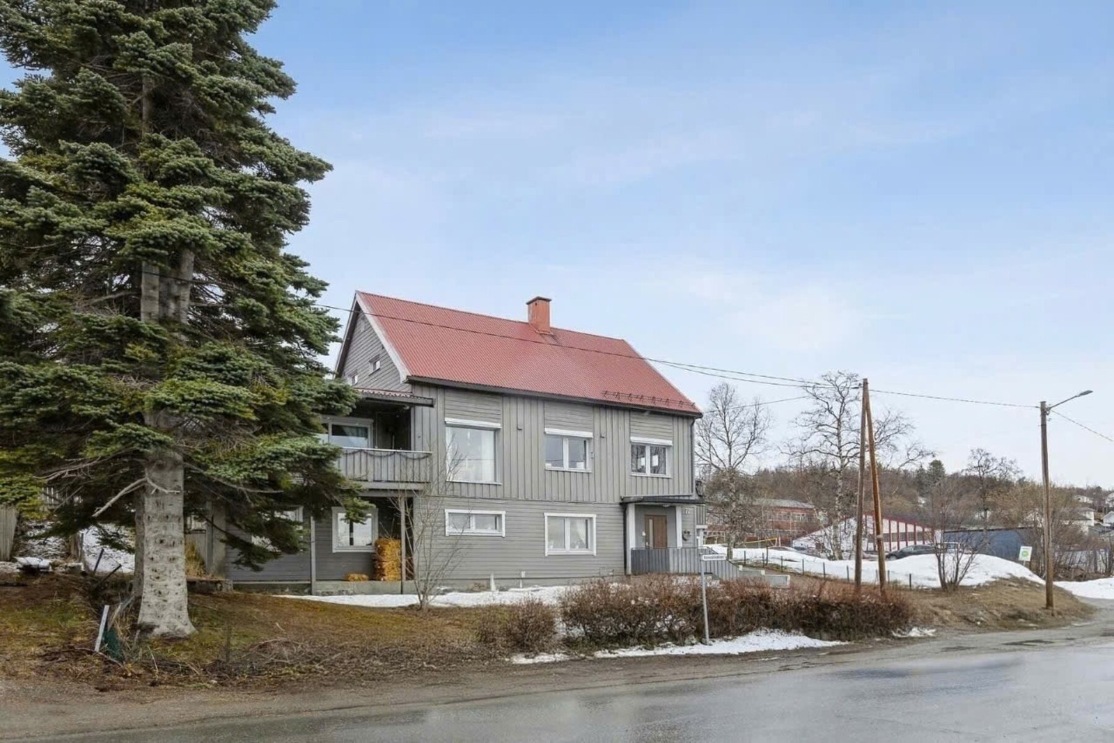 Boligen sett fra nedsiden. Inngang til utleiedel i sokkel. Galleribilde