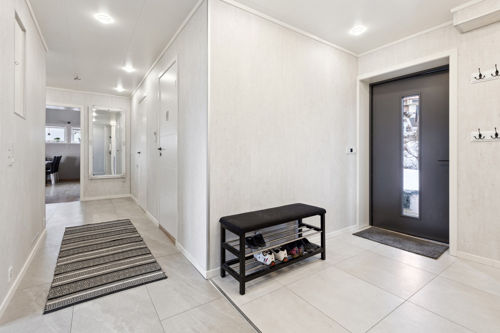 Fra gangen ser du mot stuen. Lyse og flotte flater hele veien. Galleribilde