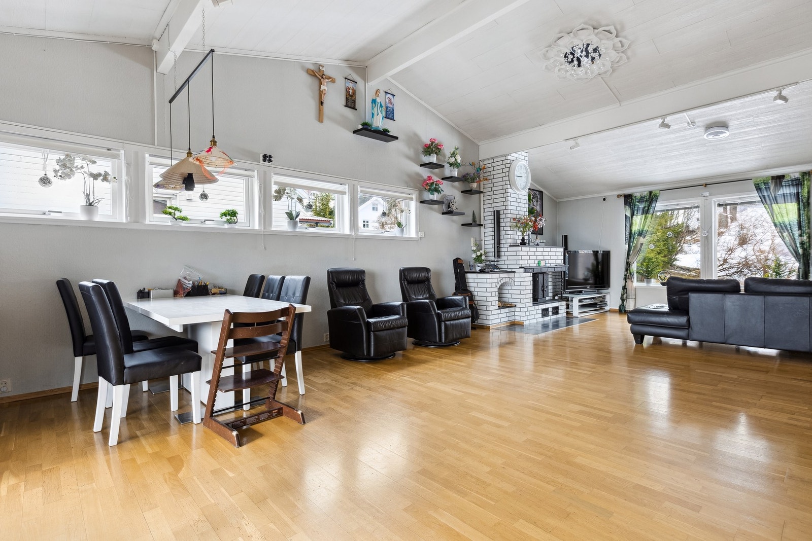 Dette er en lys og trivelig stue med god takhøyde. Galleribilde