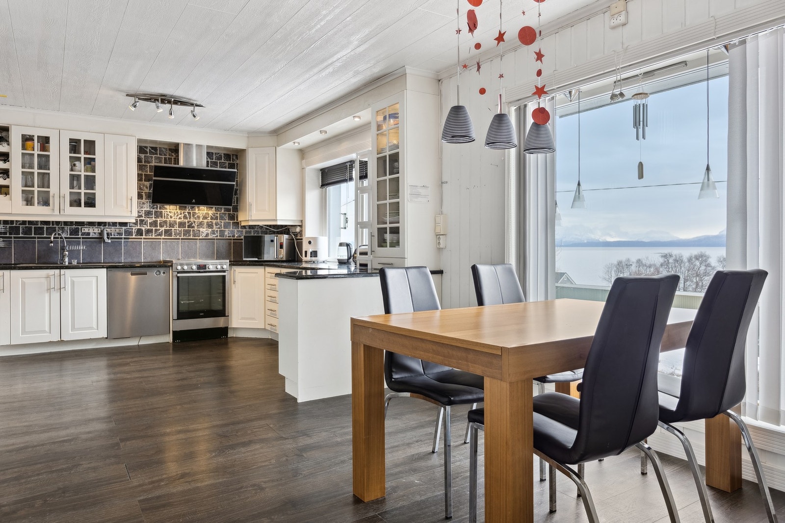 Koselig frokostplass på kjøkkenet med fin utsikt mot havet. Galleribilde