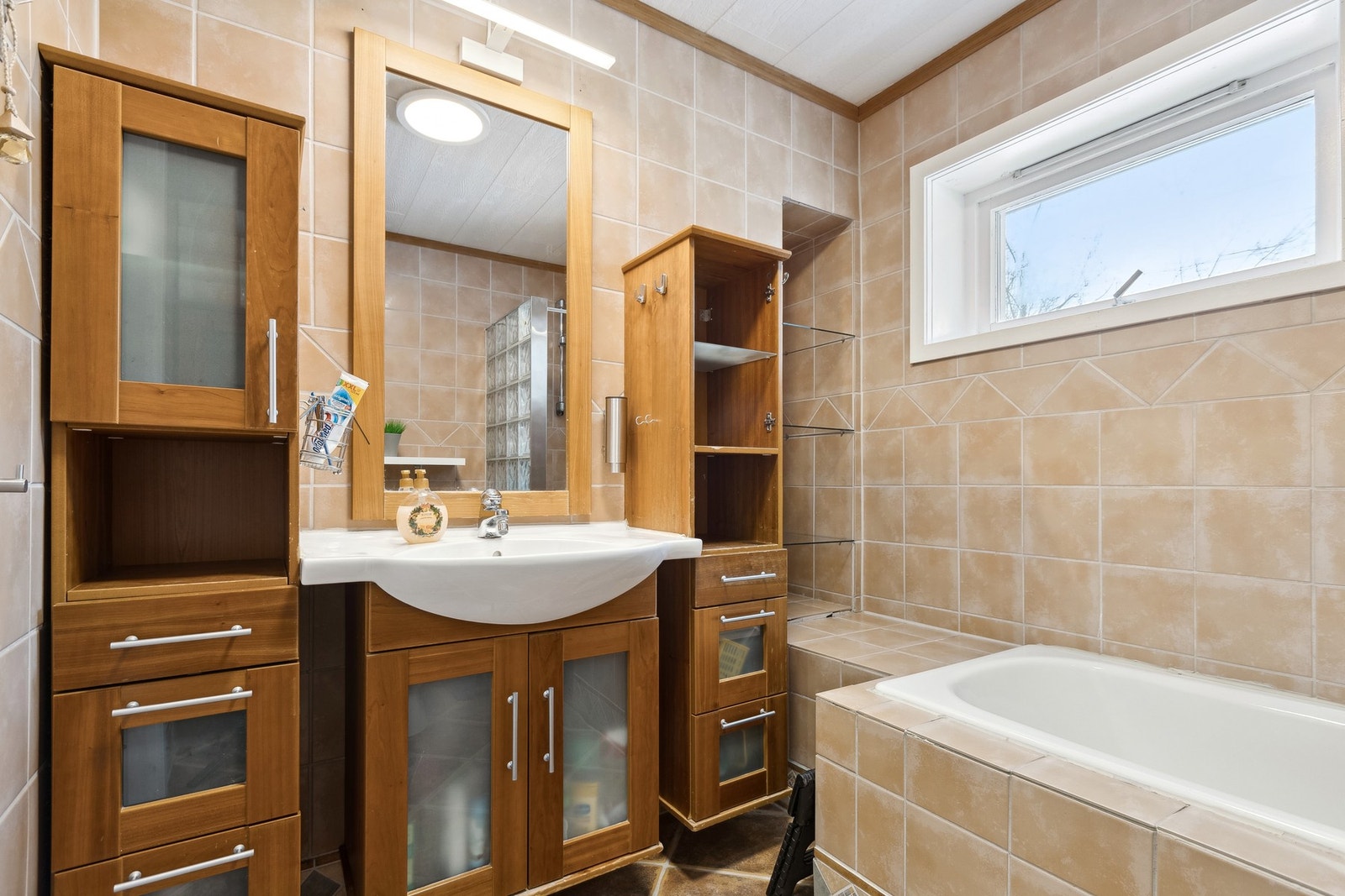 Dette er det opprinnelige badet som også ligger i hovedetasjen. Galleribilde