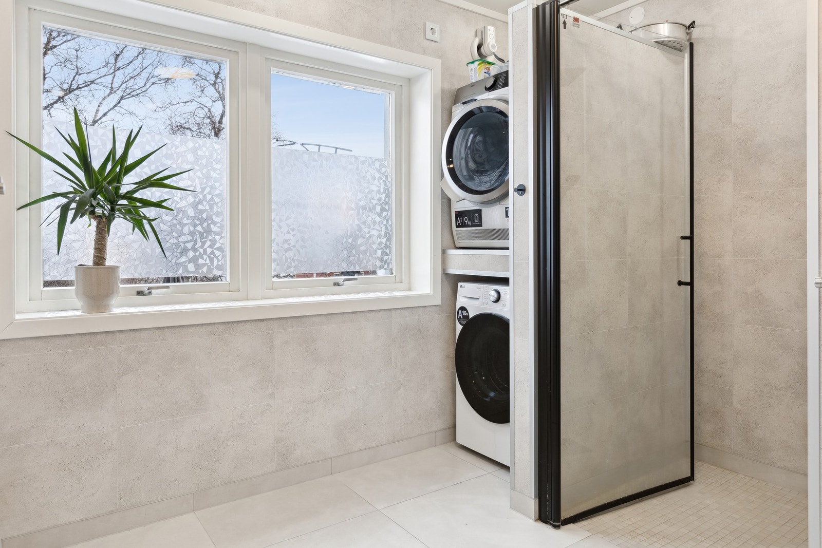 Vaskemaskin og tørketrommel plassert bak en vegg. Badet har tidligere vært et soverom og er ikke bruksendret. Galleribilde