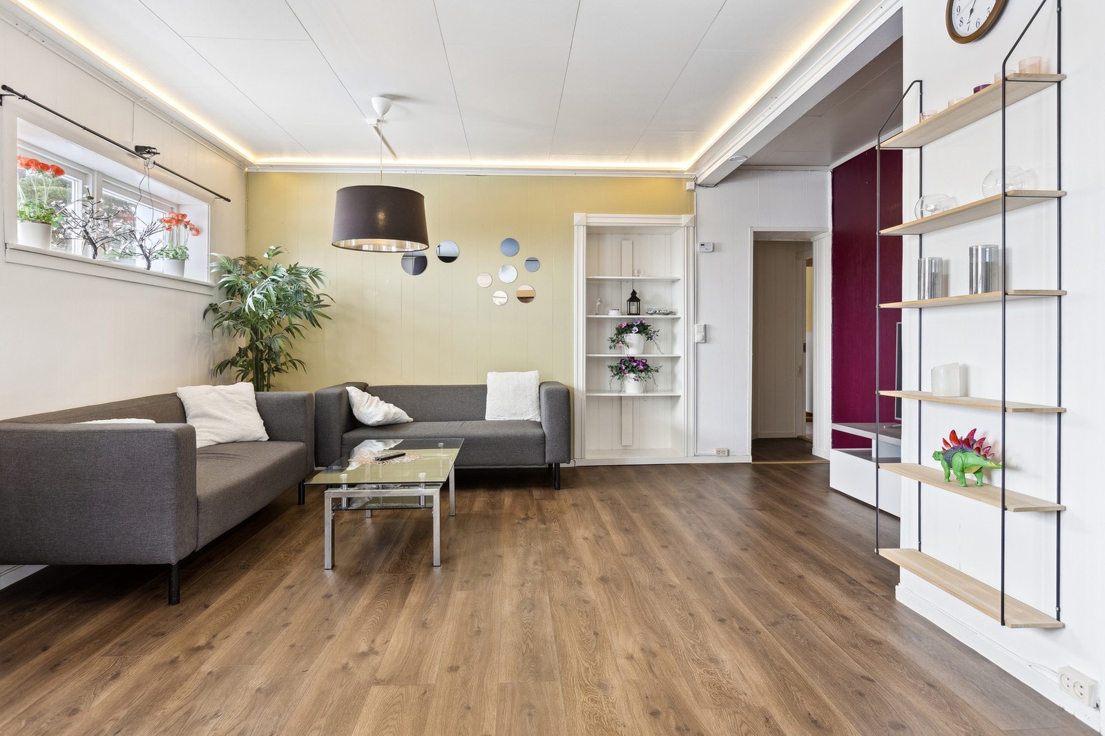 Stor stue med nyere gulv. Galleribilde