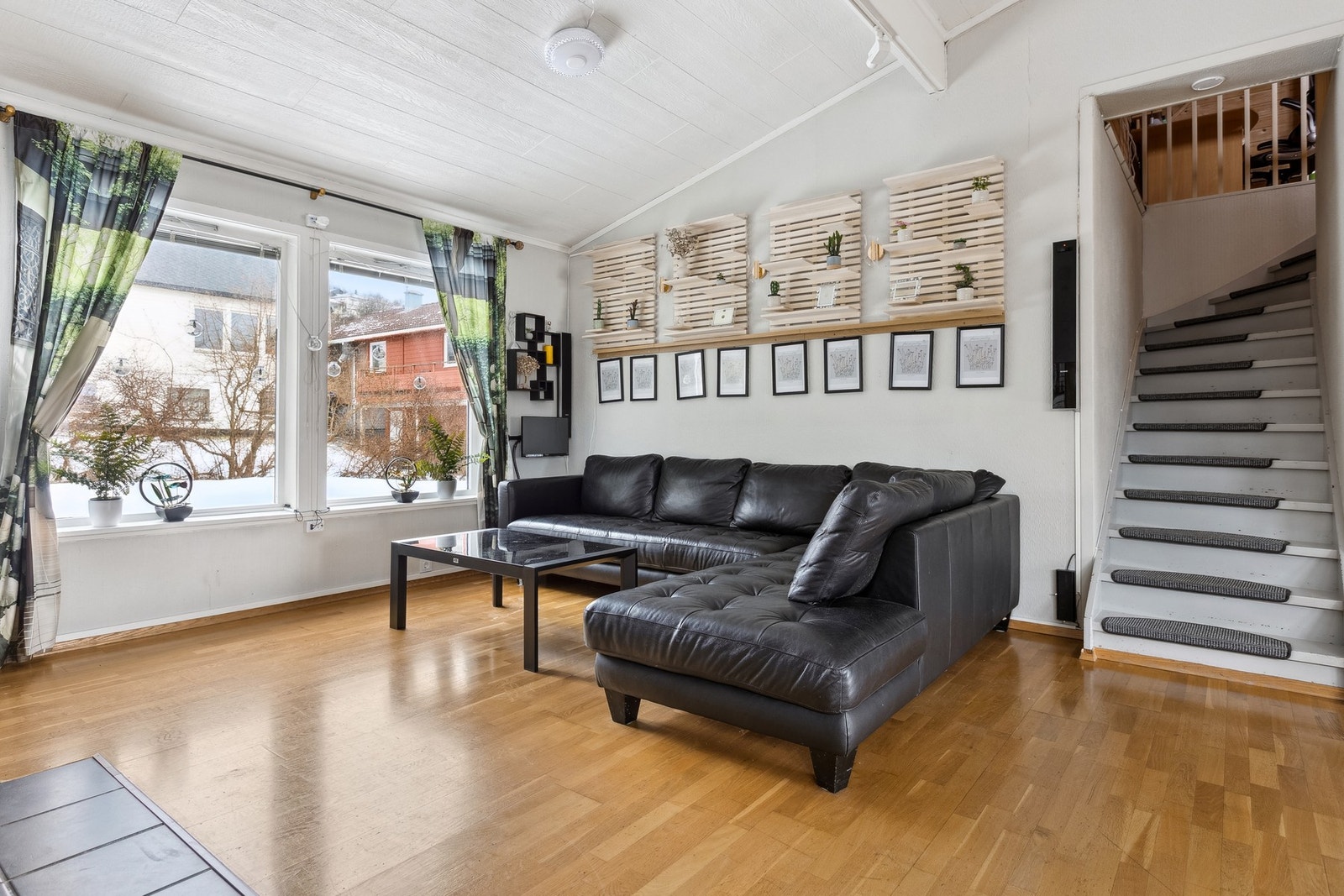 Fra stuen er det trapp opp til loftsetasjen. Galleribilde