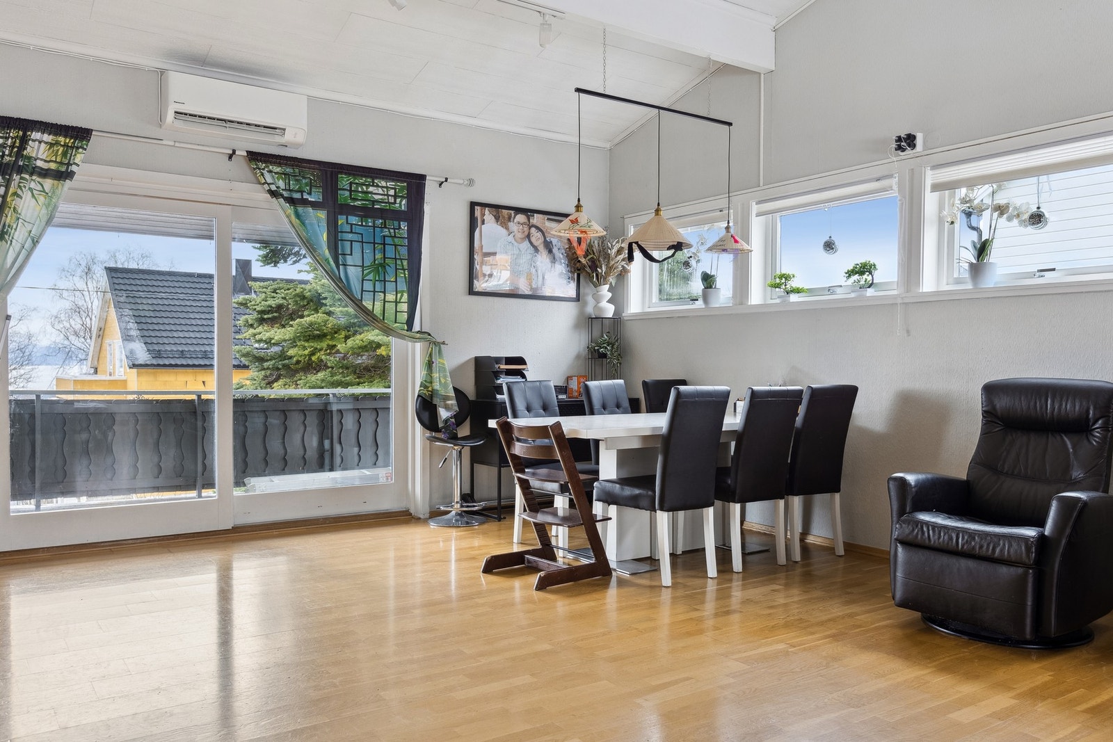 Stor hev/skyvedør i front med fin overbygget veranda. Galleribilde