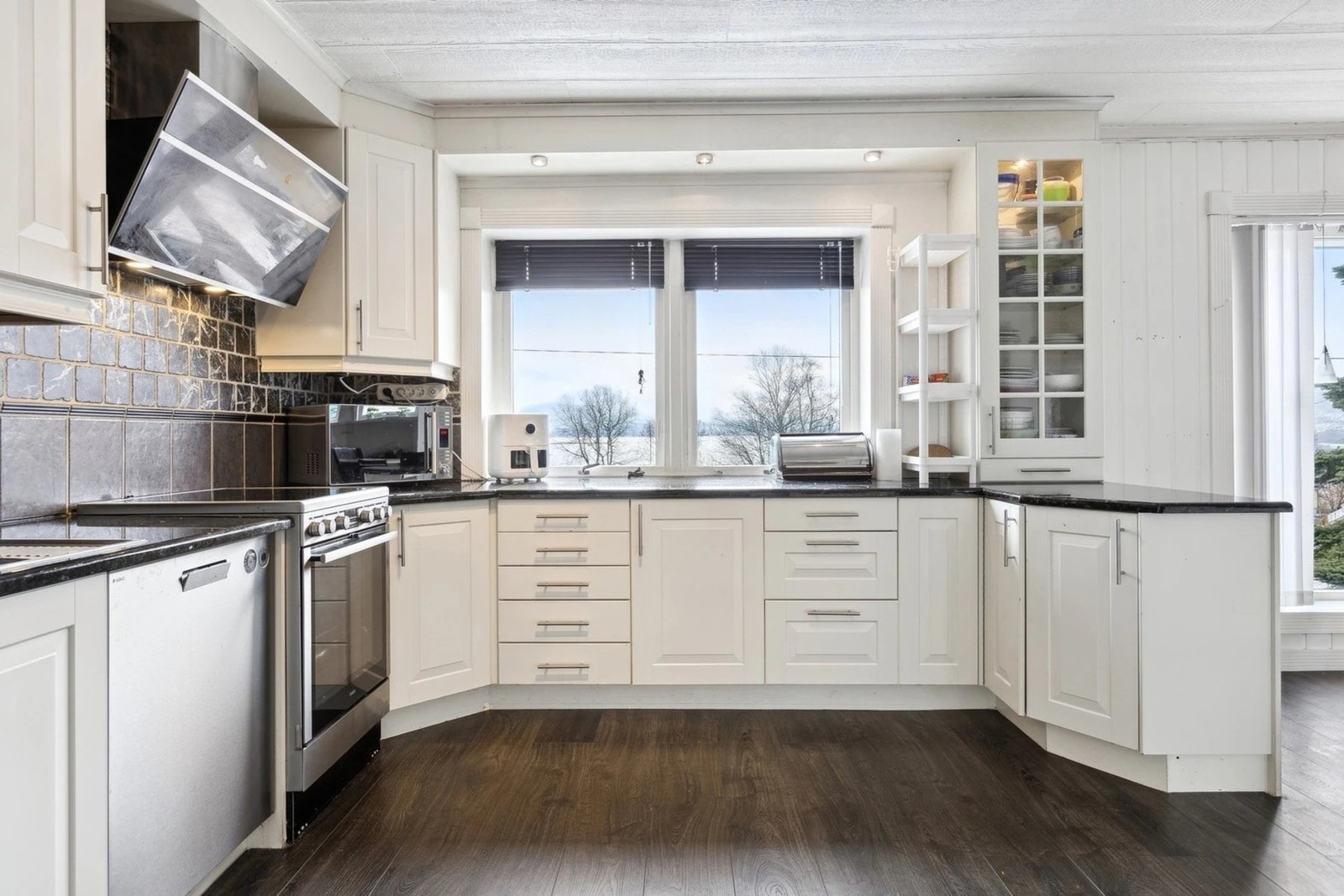 Kjøkkenet er et solid kjøkken som passer boligen godt. Det er fin utsikt og godt lys når man lager mat. Galleribilde