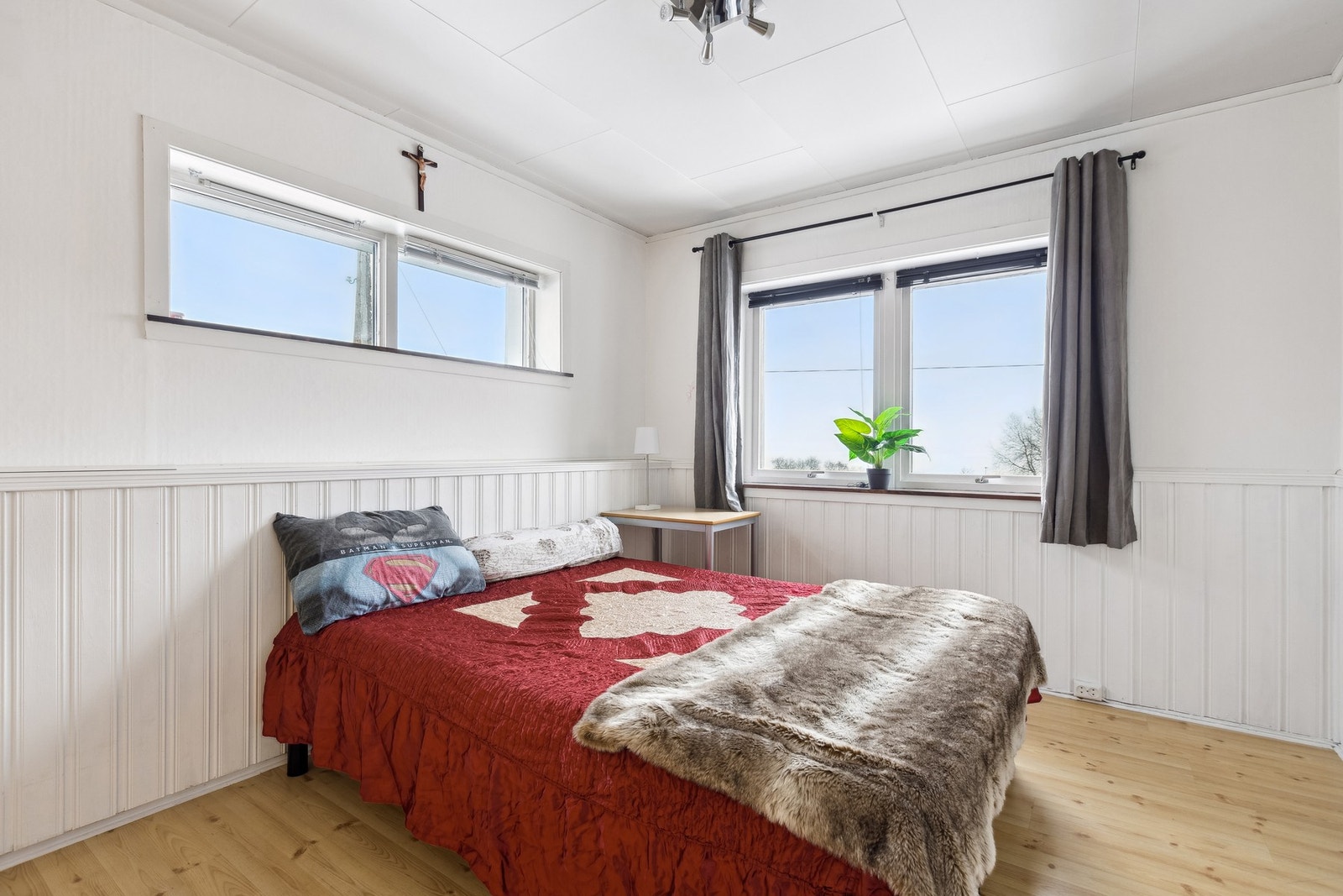 Soverom i hovedetasjen som er malt i lyse farger. Galleribilde