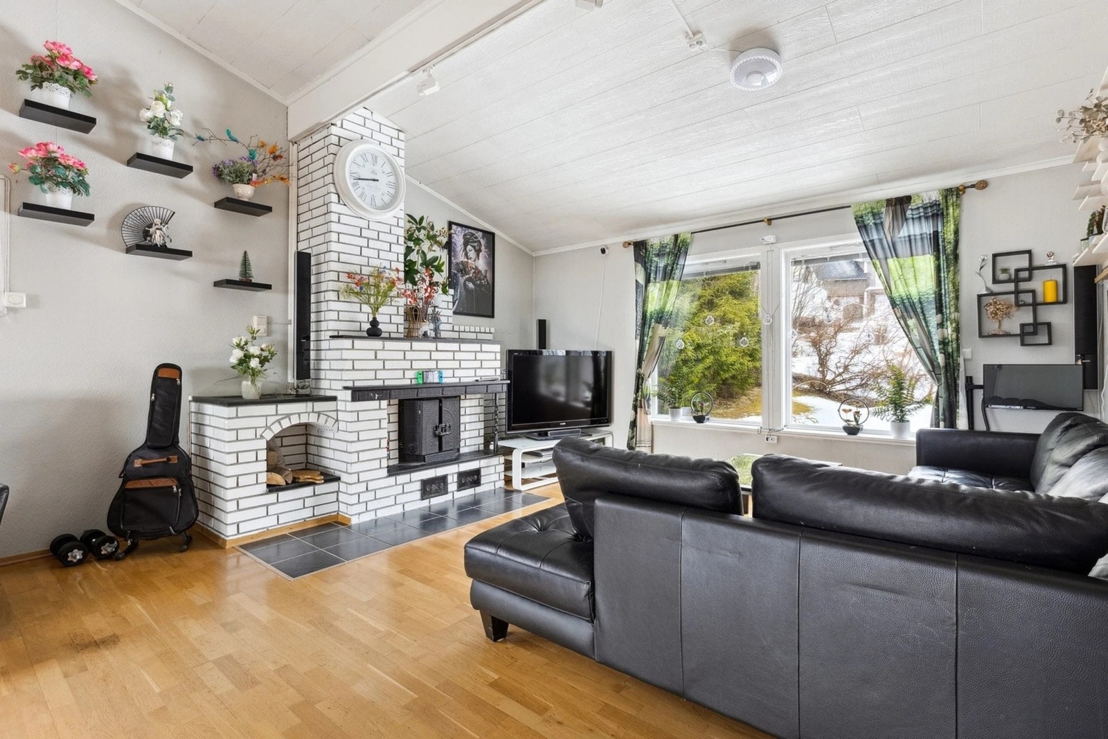 Stor plassbygd peis som både varmer og pynter opp stuen. Galleribilde