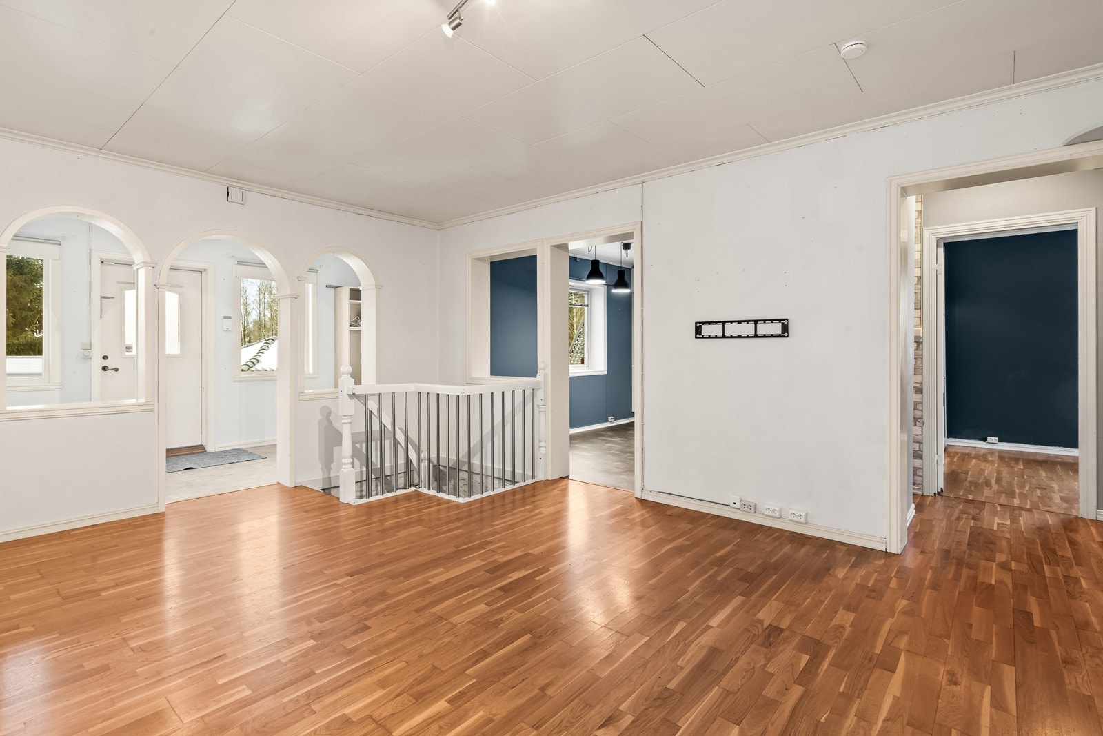 Fra stuen er det nedgang til rom i kjeller Galleribilde