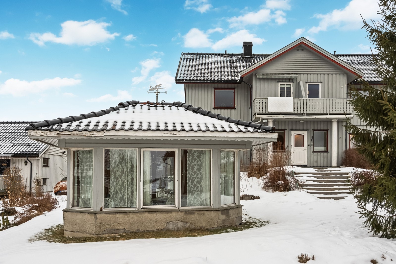 Koselig lysthus i hagen alle sameierne kan benytte Galleribilde