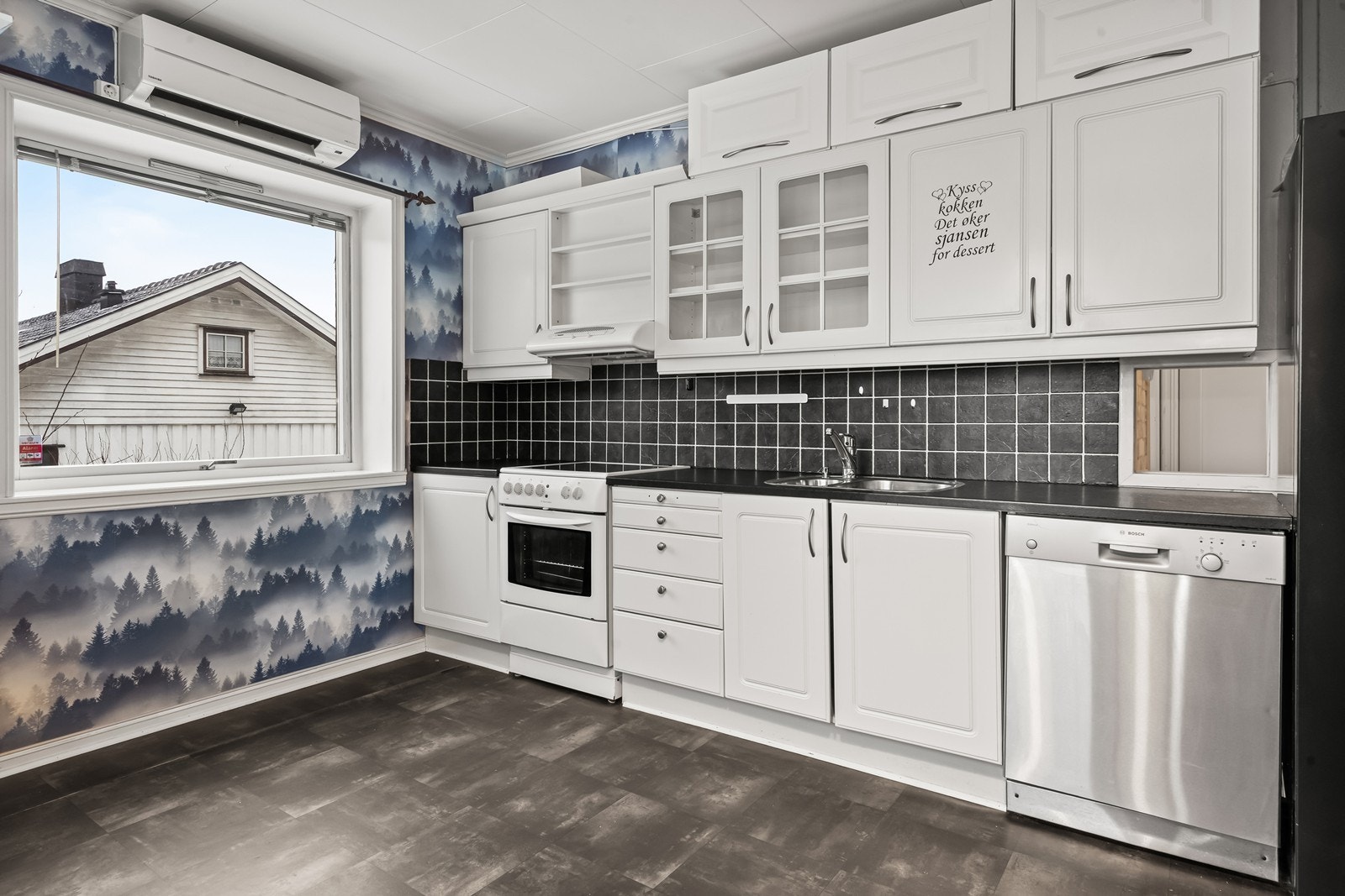 Innredning med hvite glatte fronter Galleribilde