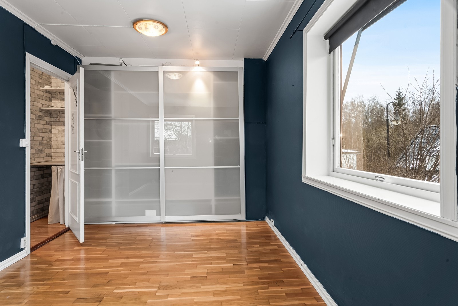 Garderobeskap med skyvedørsfronter Galleribilde