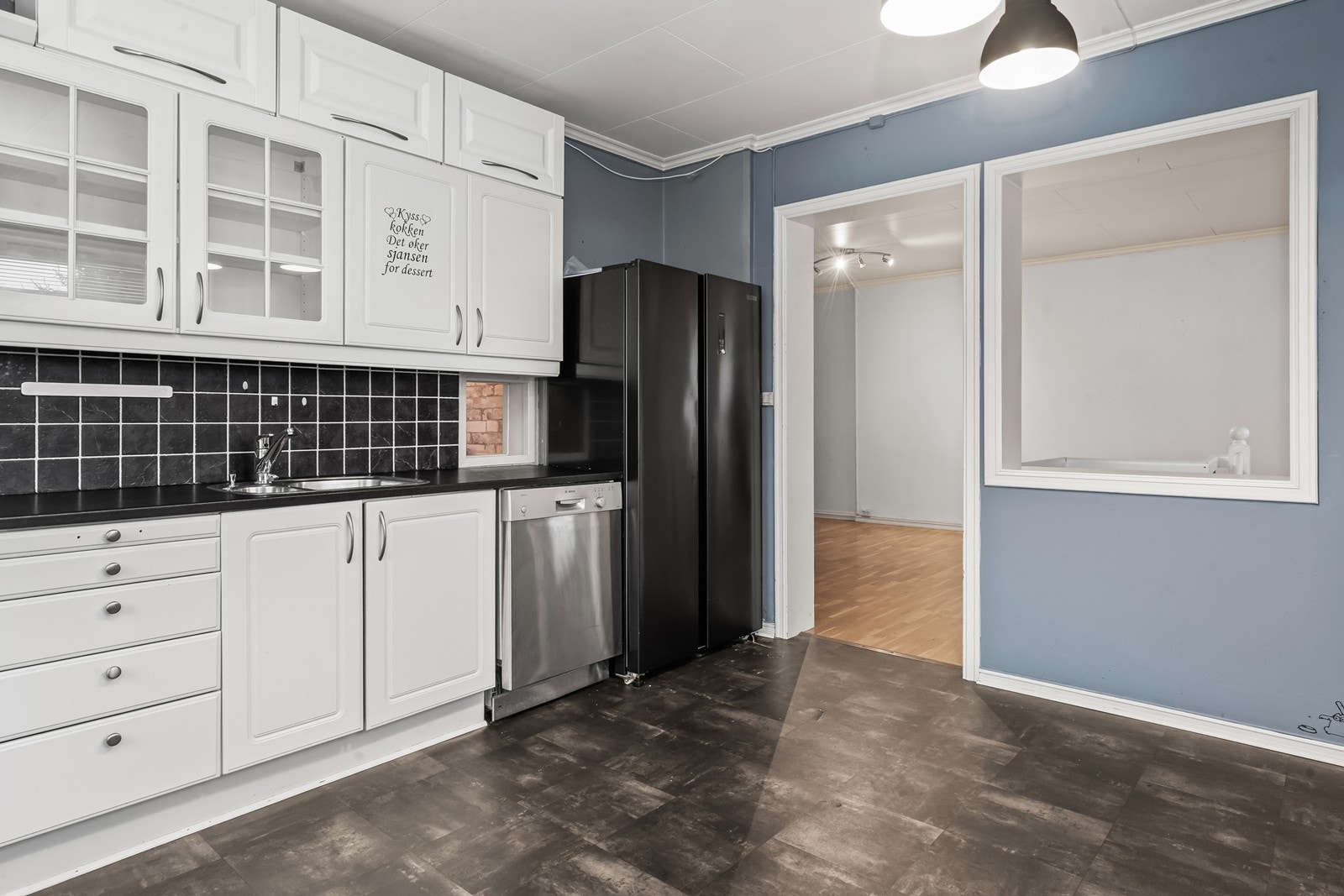 Det er plass til spisebord på kjøkkenet Galleribilde