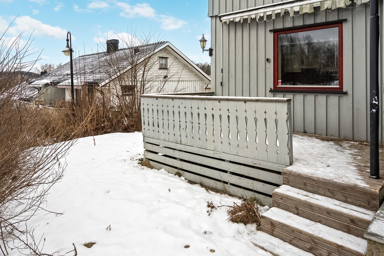 Boligen er omkranset av plenarealer og diverse beplantning Galleribilde