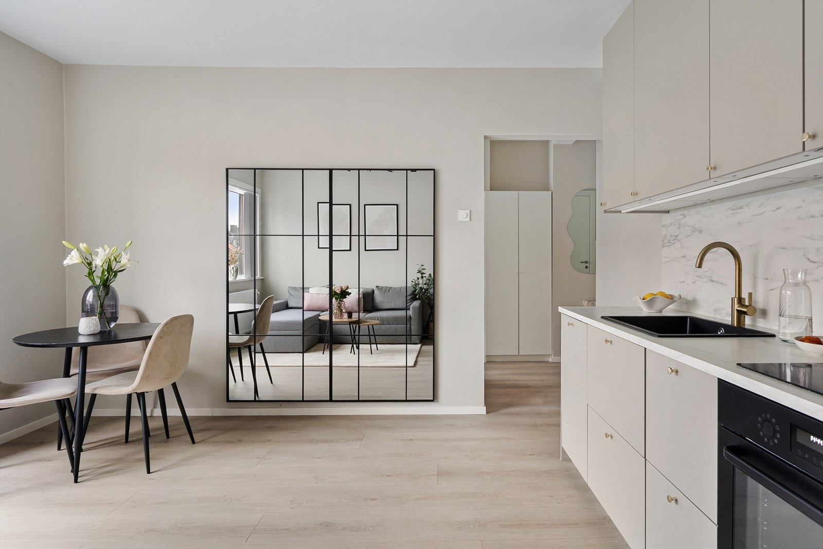 Lys og innbydende stue med plass til sofaseksjon, TV-møblement og spiseplass. Galleribilde