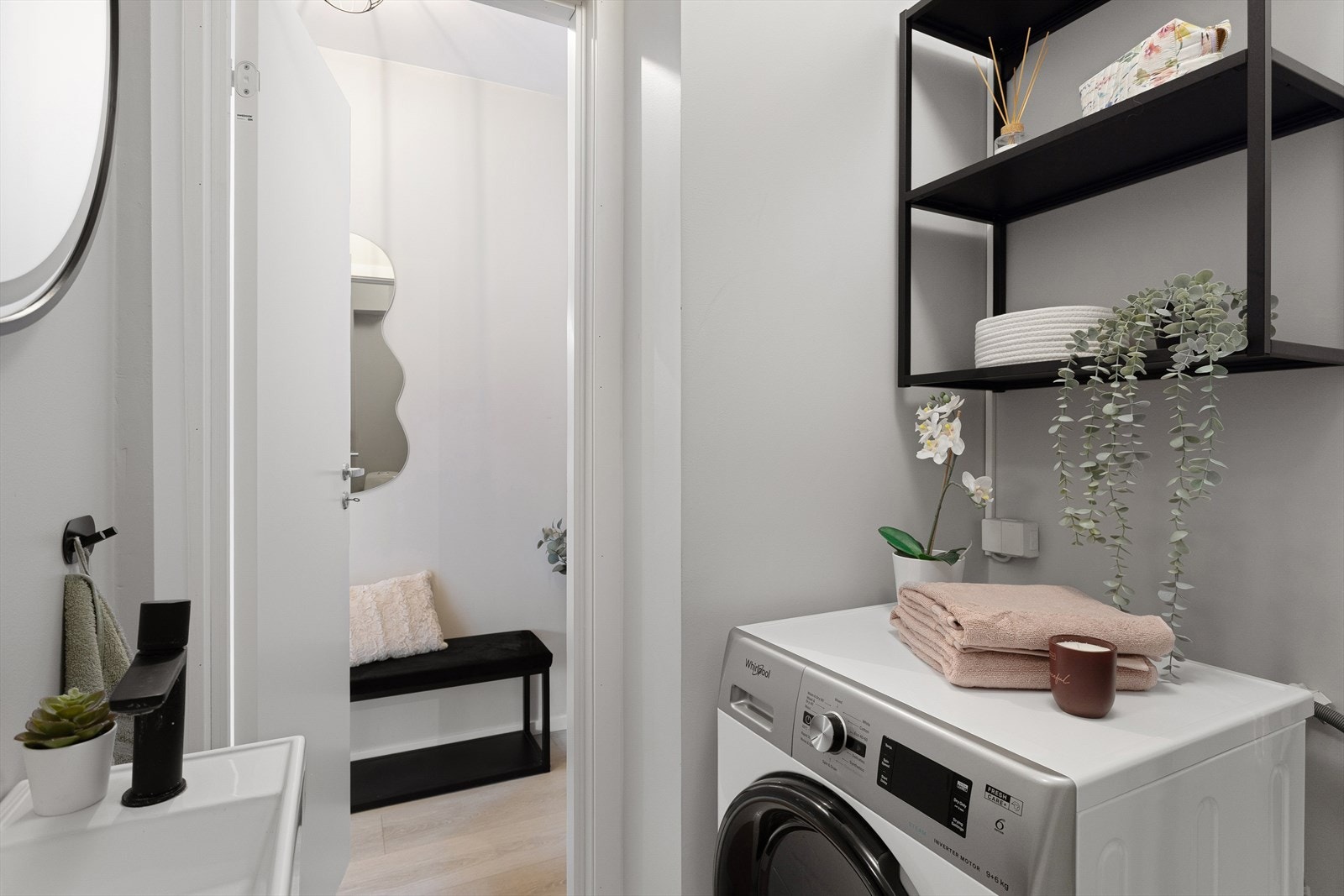 Badet er innredet med dusjkabinett, servant, toalett og opplegg for vaskemaskin. Rørlegger byttet ut dusjkabinett, toalett og vask, samt koblet til vaskemaskin i 2024. Galleribilde