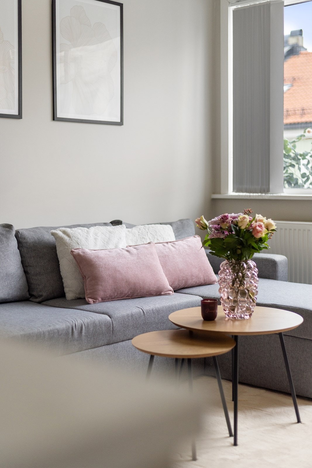 Stuen har pene overflater fra 2024 med tidsriktige farge- og materialvalg. Galleribilde