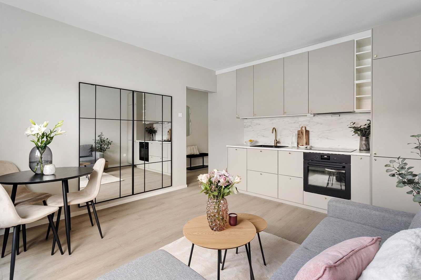 Leiligheten byr på en sosial planløsning med stue og kjøkken i åpen løsning, store vindusflater og god takhøyde. Galleribilde