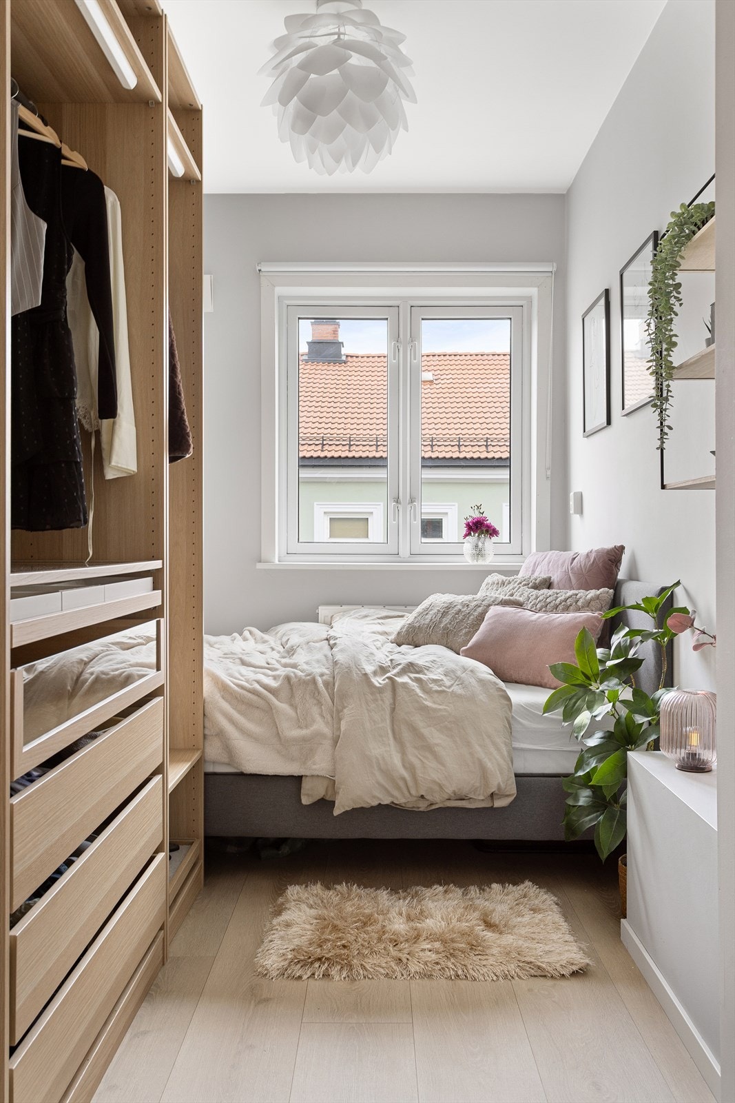 Her er det god plass til seng og oppbevaring i garderobeskap. Galleribilde