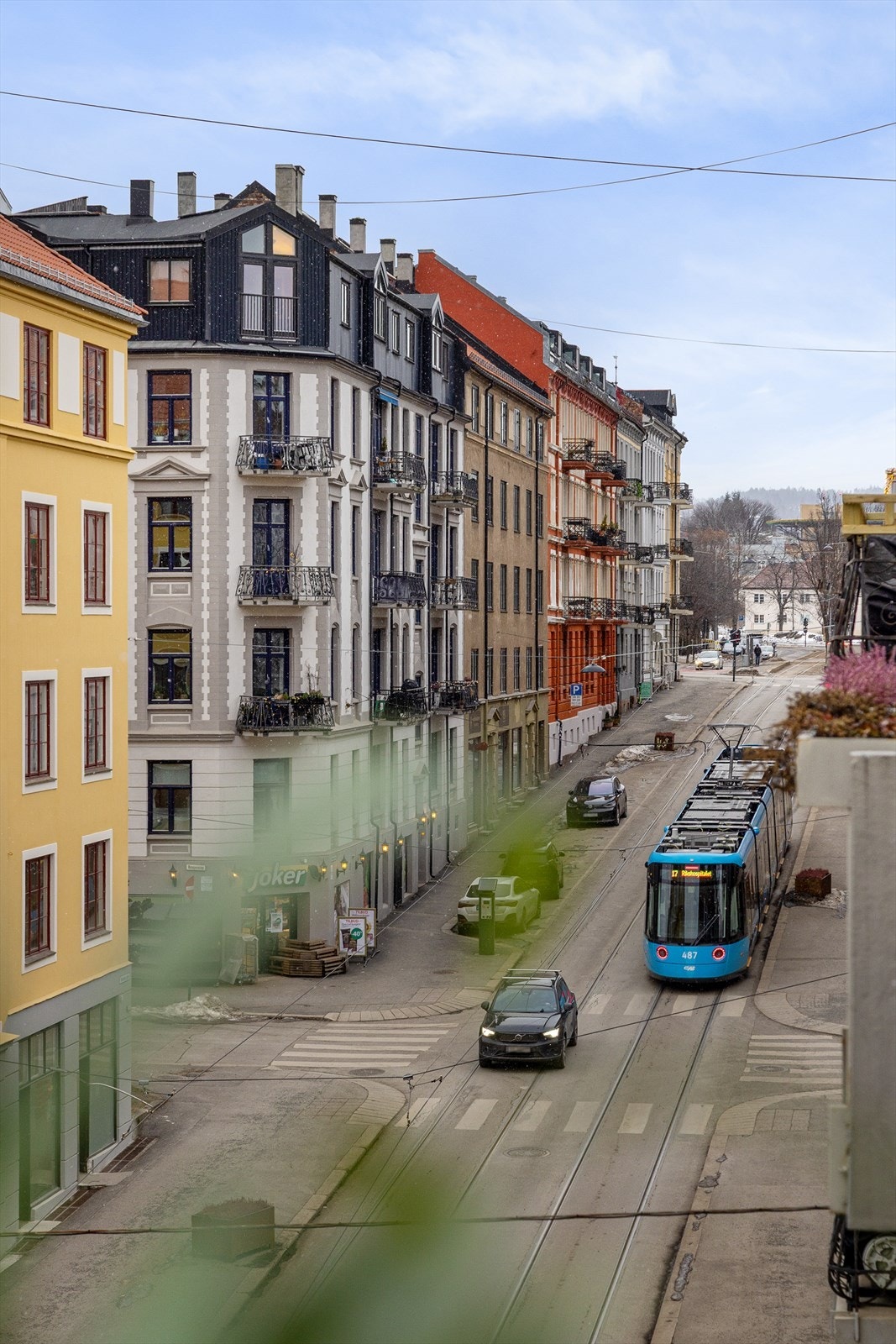 Etterspurt beliggenhet med offentlig transport, parker, hyggelige kafeer, restauranter og butikker i umiddelbar nærhet. Galleribilde