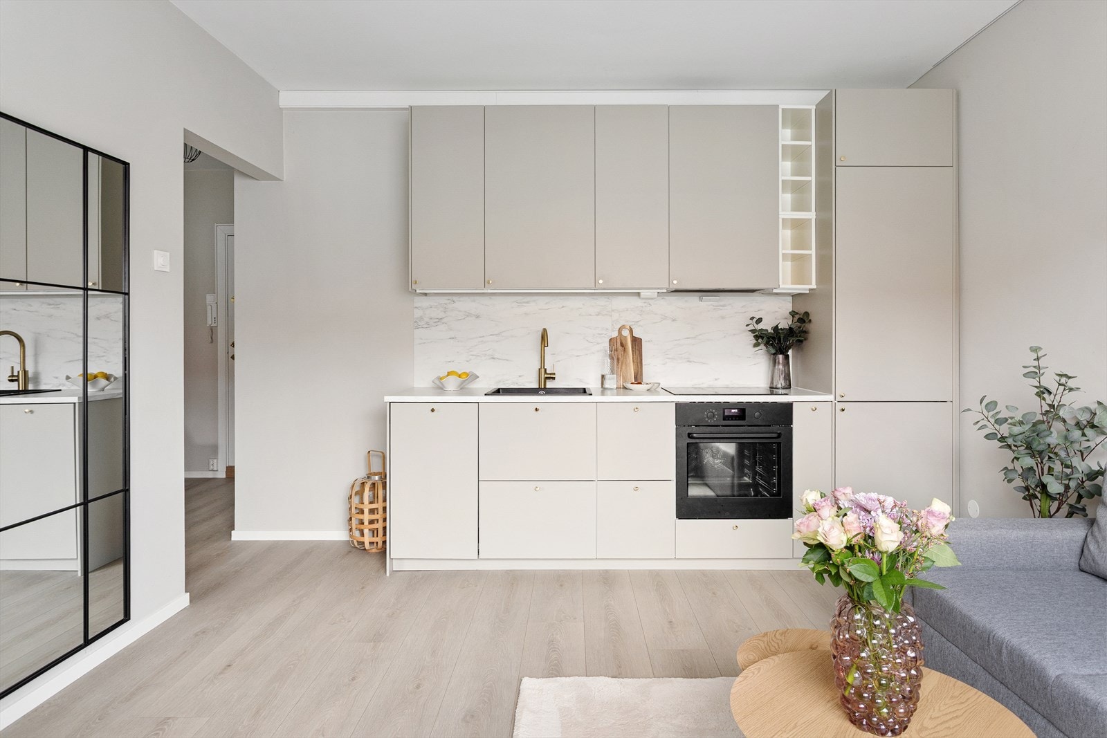 Her får du en tiltalende og arealeffektiv 2-roms med lekkert kjøkken og pene overflater fra 2024. Galleribilde