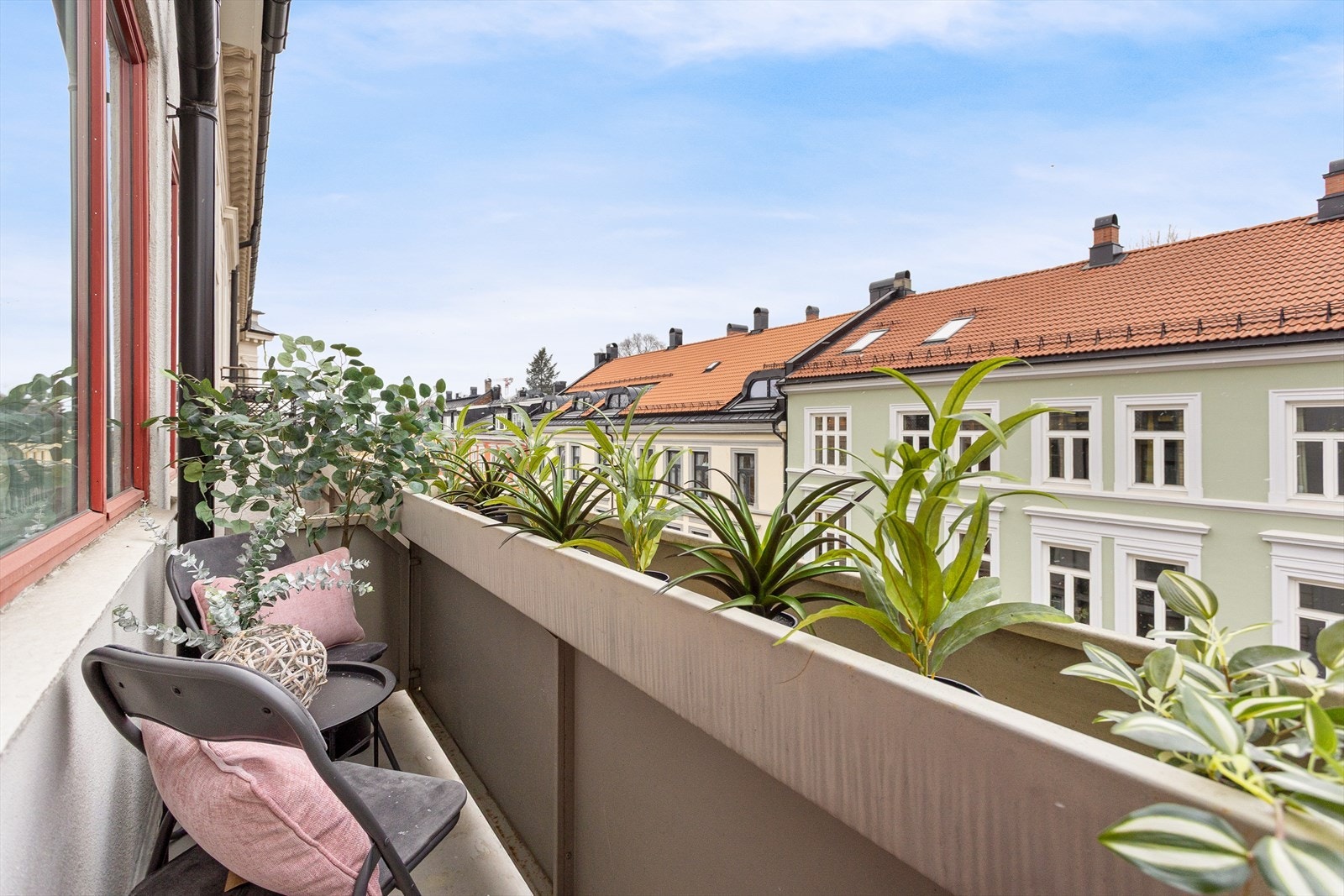 Fra stuen er det utgang til en vestvendt balkong på ca. 2 kvm. Galleribilde