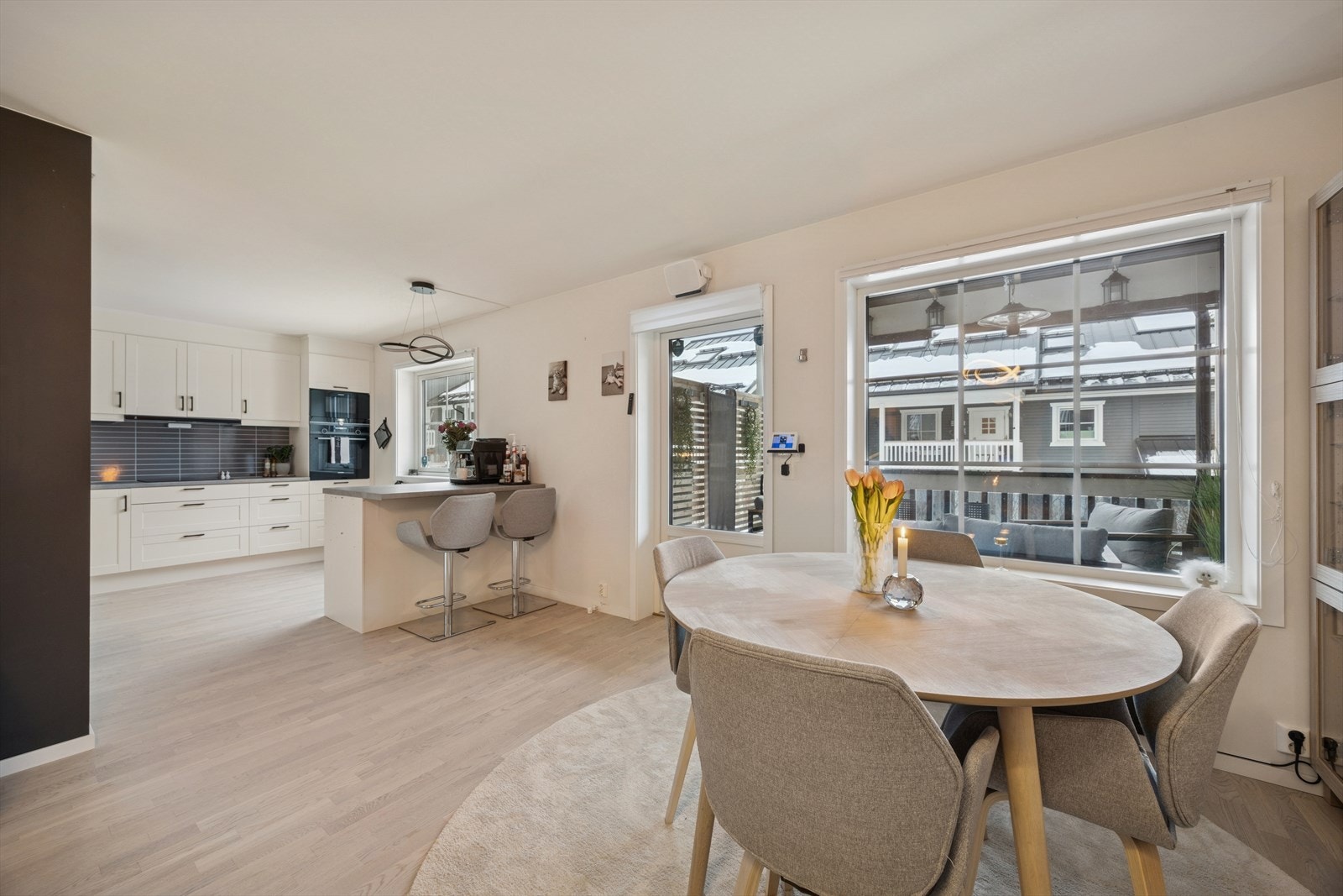 Leiligheten byr på lyse og luftige oppholdsrom. Stuen er romslig og har god plass til flere møbleringsmuligheter for å skape den stuen du selv ønsker. Galleribilde