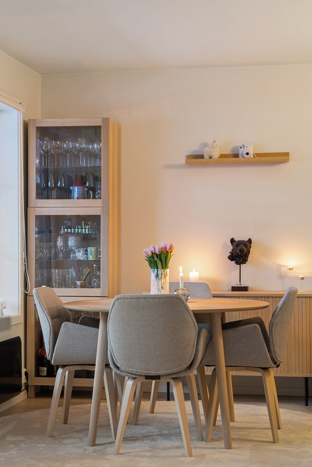 Veggene er malt i moderne farger, gulv med lekker 3-stavsparkett. Galleribilde