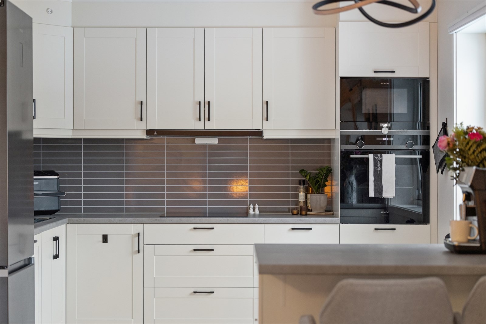 Kjøkkenet ligger i delvis åpen løsning til stuen, som gjør rommet mer sosialt ved besøk. Galleribilde