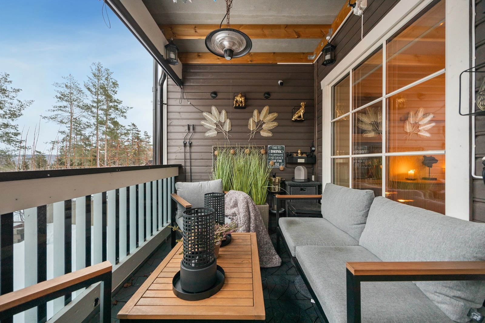 Uteplass delt inn i to soner. Deler av uteplassen er med overbygd tak som gjør plassen lunere. Galleribilde