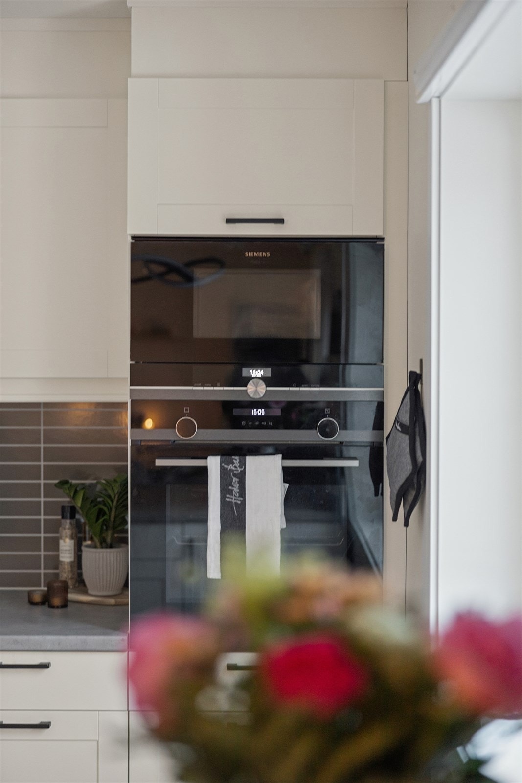 Kjøkkenet byr på integrerte hvitevarer som koketopp, stekeovn, mikrobølgeovn og oppvaskmaskin. Frittstående kjøleskap. Galleribilde