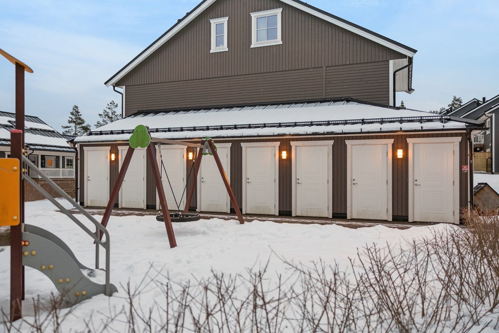 Godt med oppbevaringsplass i utvendig sportsbod. Galleribilde