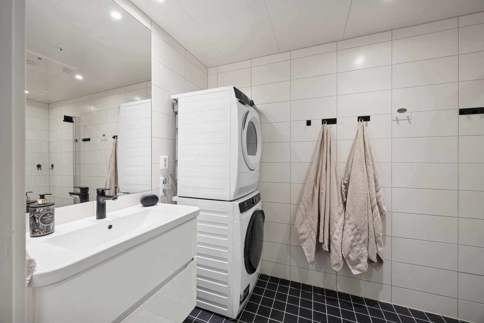 Leiligheten har et lyst og pent baderom. Galleribilde